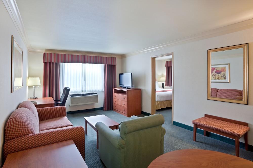 Holiday Inn Express Hotels & Suites Burlington By Ihg Εξωτερικό φωτογραφία