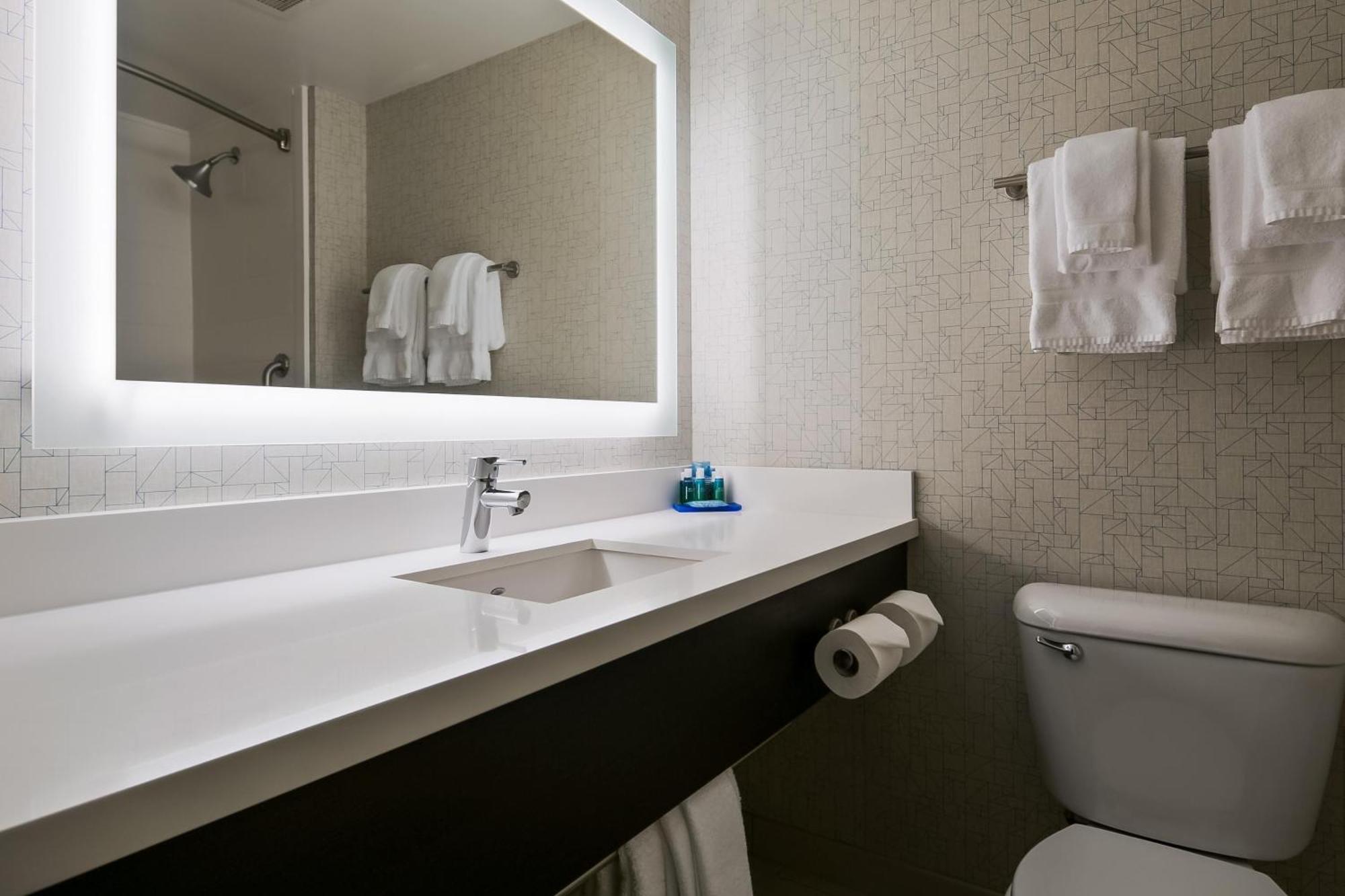 Holiday Inn Express Hotels & Suites Burlington By Ihg Εξωτερικό φωτογραφία
