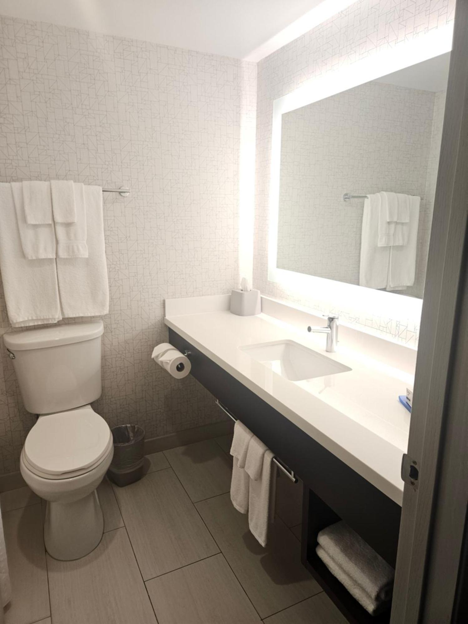 Holiday Inn Express Hotels & Suites Burlington By Ihg Εξωτερικό φωτογραφία
