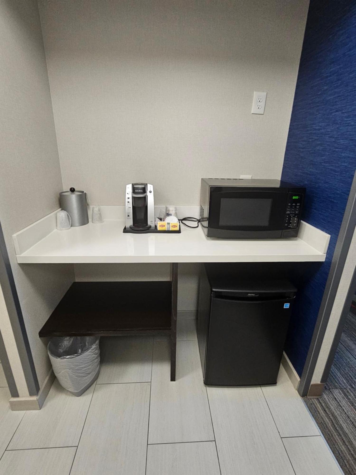 Holiday Inn Express Hotels & Suites Burlington By Ihg Εξωτερικό φωτογραφία